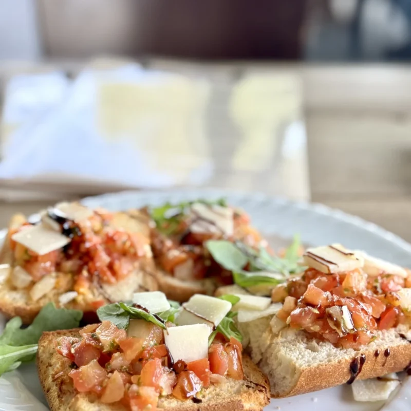 Bruscetta auf weißem Teller