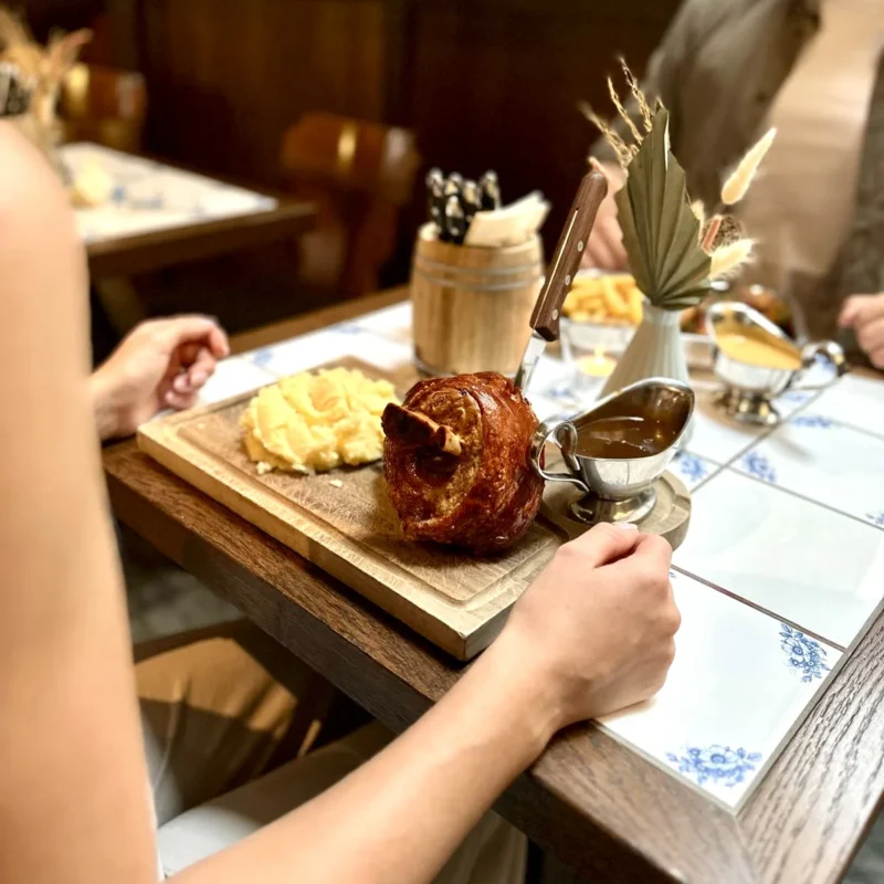 Paar essen im Gasthaus mit Haxe