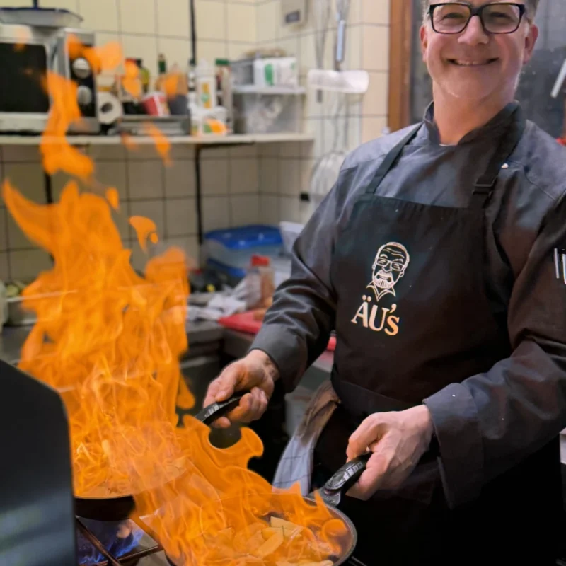 Feuerspiel mit Pfanne in der Küche