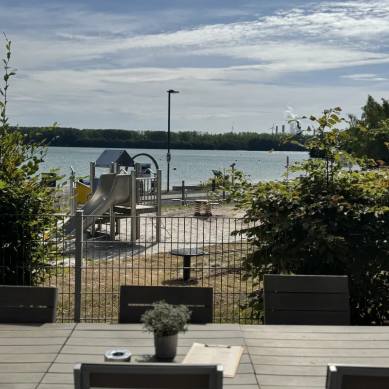 Blick auf Spielplatz und Blausteinsee vom Restaurant aus