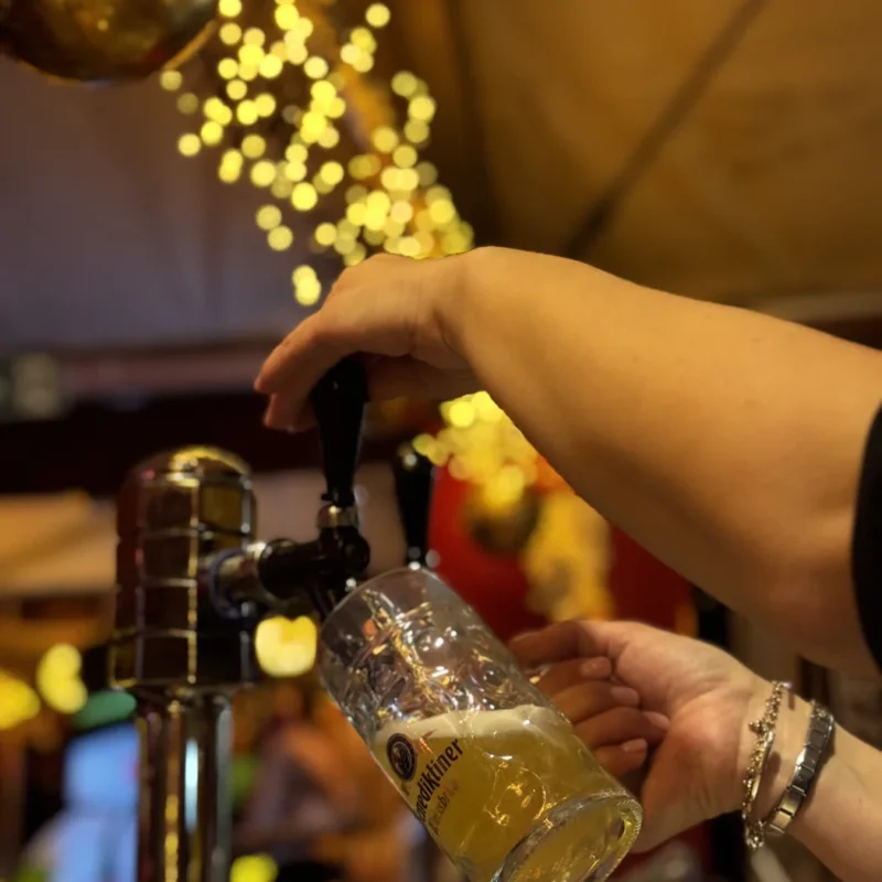 Bier zapfen in der Almhütte