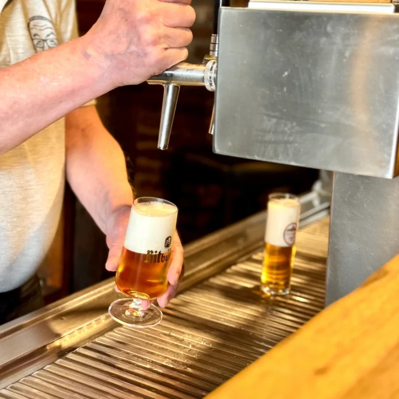 Bier zapfen im Äu's