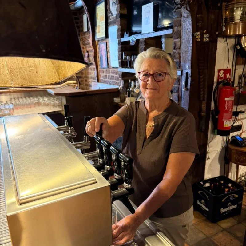 Bier zapfen im Gasthaus an alter Zapfanlage