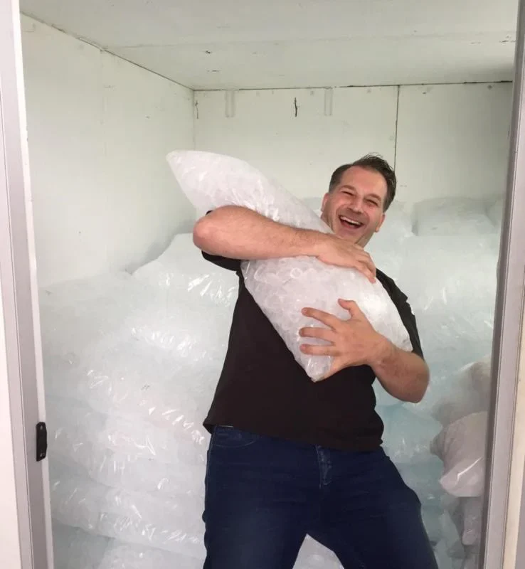 Sack voll Eis aus Eislager