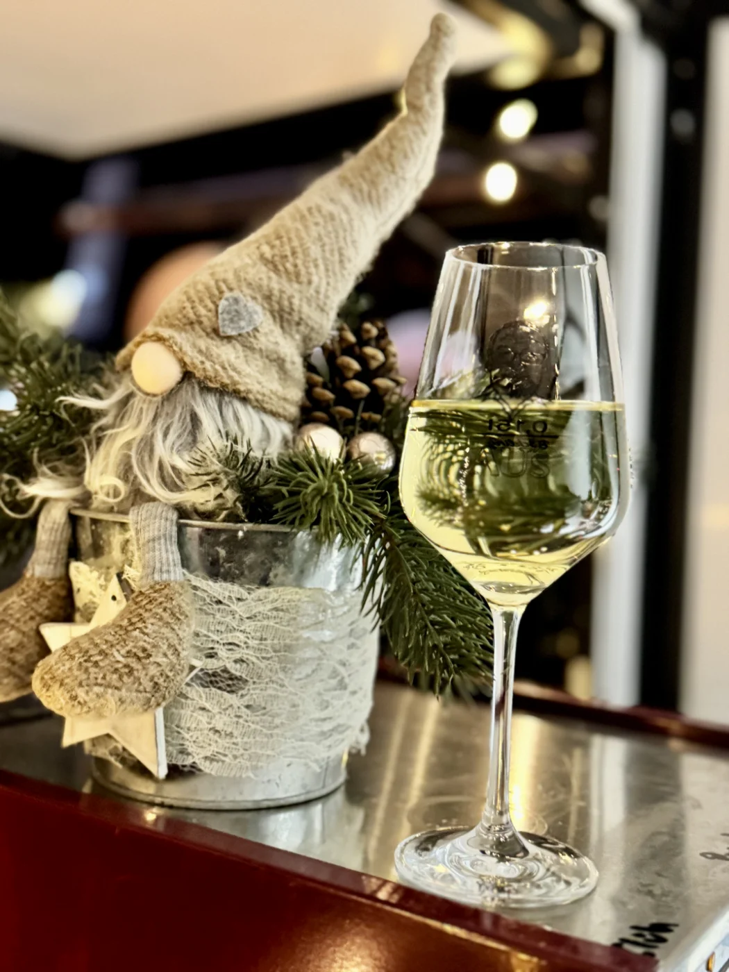 Weinglas zur Weihnachtszeit mit Weihnachtswichtel.